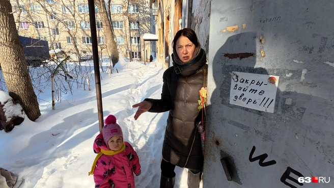 Женщина с ребенком недоумевает, почему такое происходит в столице региона | Источник: Алексей Ногинский / 63.RU