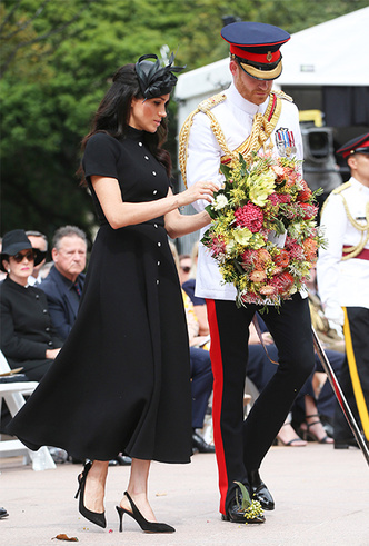 «Черно-белые» Сассексы, очки Меган и другие подробности королевской субботы в Сиднее