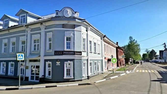 Кадр из первого сезона сериала и вид села Вятское | Источник: Яндекс.Карты