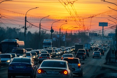 Пробки в центре Омска из-за ремонта моста