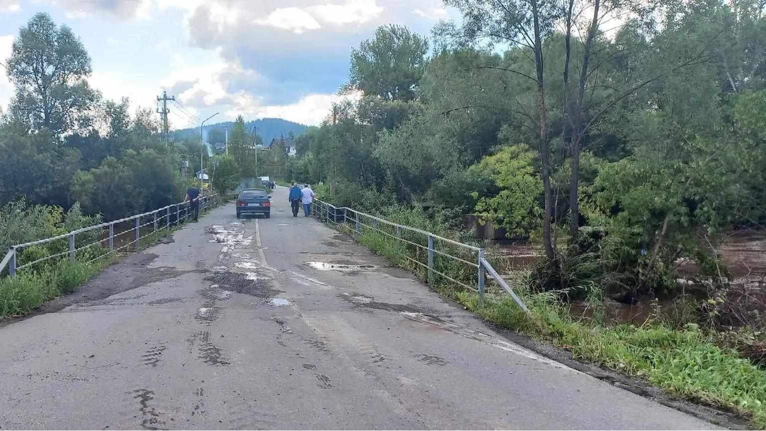 «Вода уходит»: в Челябинской области открыли мост, закрытый из-за паводка