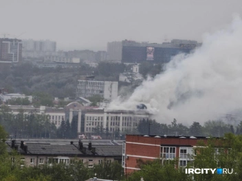 Густой дым было видно в разных районах города | Источник: читатель «ИрСити»
