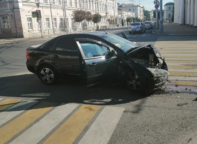 В ДТП на перекрестке в центре Рязани пострадал 23-летний водитель | ya62.ru