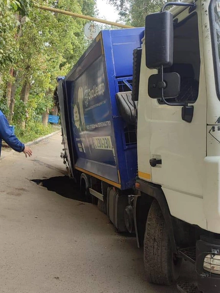 Пока что яму просто посыпали щебнем и гравием | Источник: читатели V1.RU