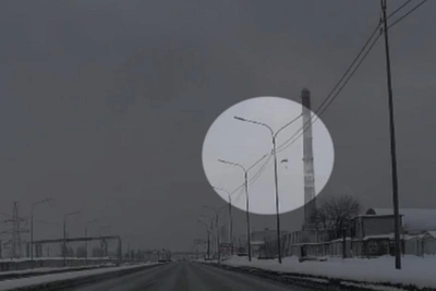 Прыгающего с трубы парашютиста снова заметили в Петербурге