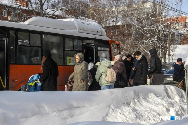 В общественном транспорте этим утром было тесно | Источник: Наталья Бурухина / NN.RU