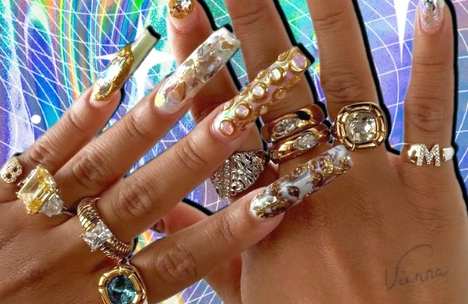 Торжество максимализма: junk nails — самый модный тренд маникюра в 2025 году