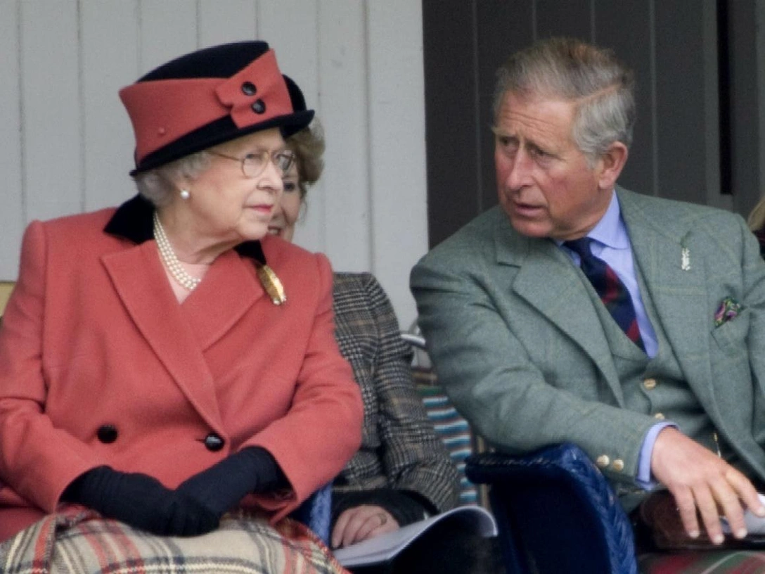 Елизавета и принц Чарльз в Абердиншире, 6 сентября 2008 | marieclaire.ru