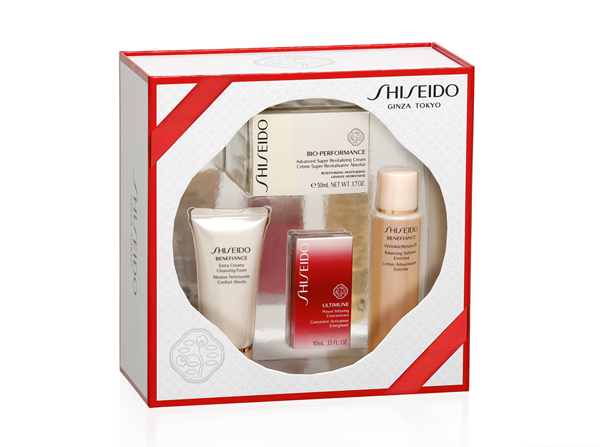 Набор Bio-Performance Advanced Super Restoring, предотвращающий первые признаки старения, Shiseido. В набор входят: улучшенный супервосстанавливающий крем Shiseido Bio-Performance, 50 мл; очищающая пенка с кремовой текстурой Shiseido Benefiance WrinkleResist24, 50 мл, балансирующий софтнер с комплексом против морщин Shiseido Benefiance WrinkleResist24, 75 мл; концентрат Shiseido Ultimune, восстанавливающий энергию кожи, 10 мл.