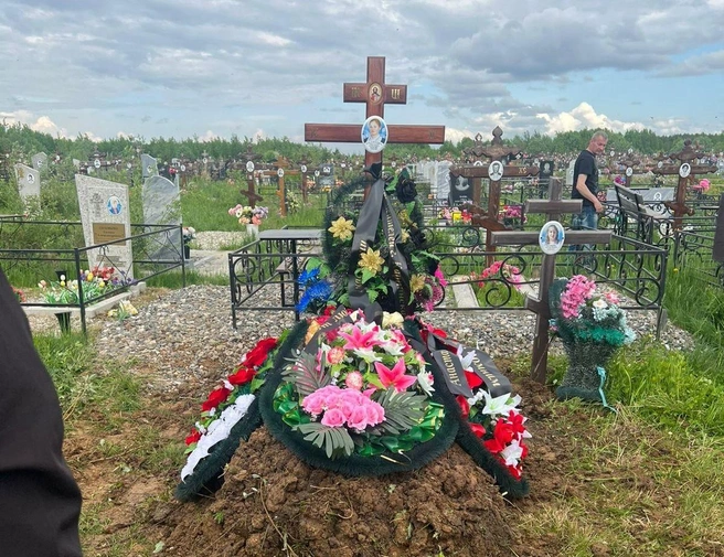 Анастасию похоронили рядом с мамой | Источник: читатель E1.RU