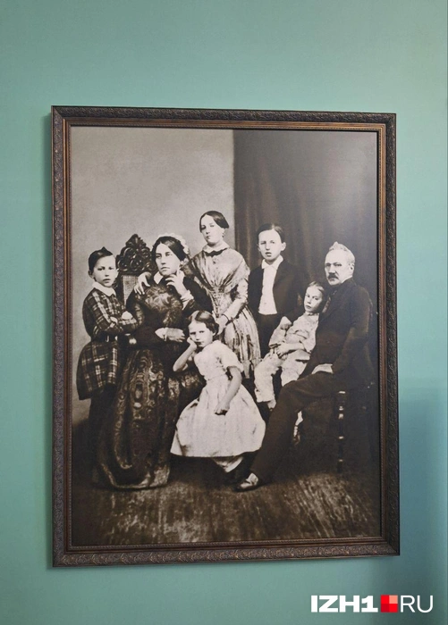 Фотография семьи Чайковских (Петр — крайний слева) | Источник: Юлия Дёмина / IZH1.RU