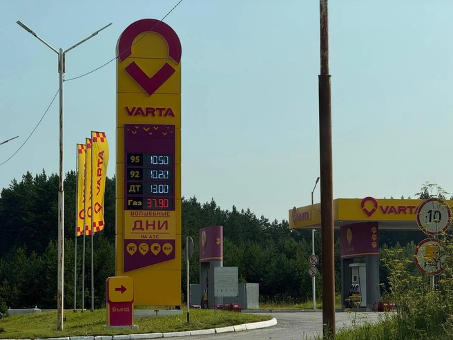 На заправке рядом с поворотом на Алапаевск бензин стоит 110 рублей за литр, такая цена уже стала привычной. | Источник: Дарья Костомина / E1.RU