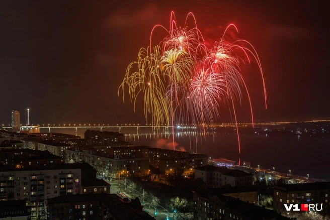 Цвета фейерверка идеально сочетались с подсветкой танцующего моста | Источник: Алексей Волхонский / V1.RU