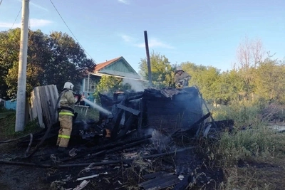 Пожар в Уруше уничтожил баню и хозпостройку