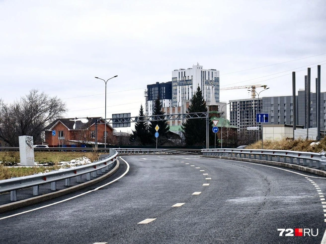 Выезд на Мельникайте. Чтобы отправиться на магистральную улицу, придется немного попетлять | Источник: Павел Красоткин / 72.RU