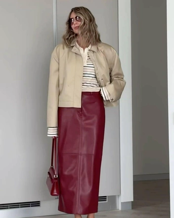 Примерьте юбку-карандаш яркого цвета, поиграйте с фактурой  | Источник: ru.pinterest.com