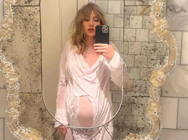 Беременная Сьюки Уоттерхаус позирует в платье-иллюзии из «мокрой» ткани