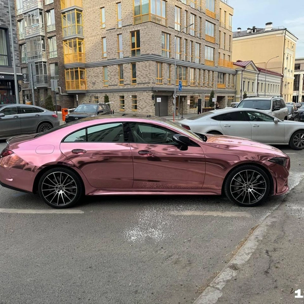 Машину Камилы вы наверняка видели в городе. Она такая розово-перламутровая одна на дорога | Источник: Юлия Шамсутдинова / 116.RU