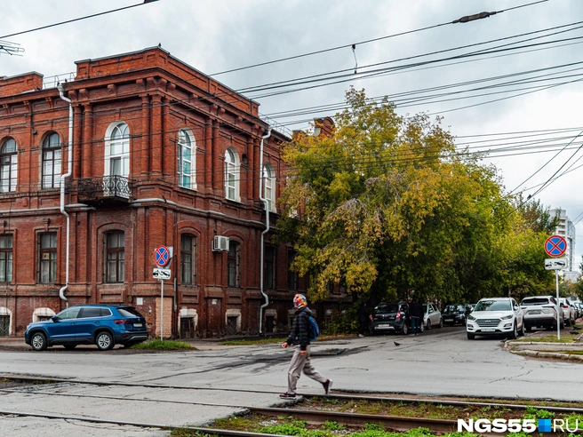 На Учебной встречаются и кирпичные дома | Источник: Кирилл Башинский / NGS55.RU