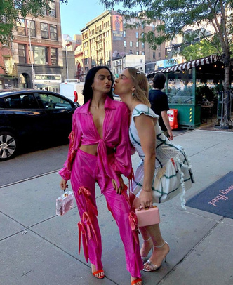 Розовый костюм и прозрачная сумка — лучшее сочетание для вечеринок от Камилы Мендес