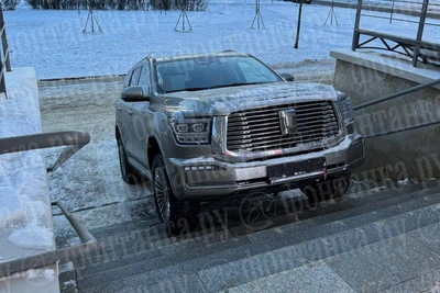 Петербургский водитель «Танка» наказан за парковку на лестнице