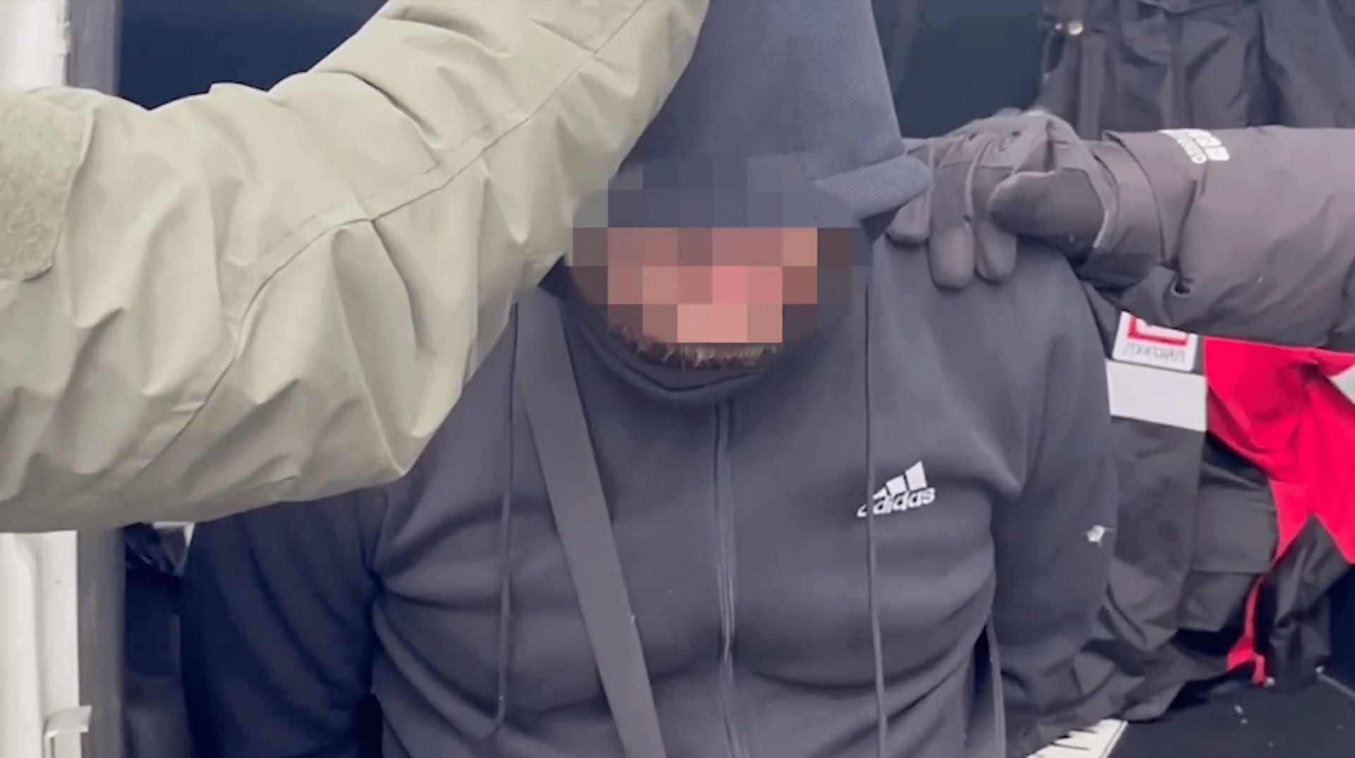 В Архангельске жильцы пожаловались на неадекватного соседа: смотрите, как его скрутили