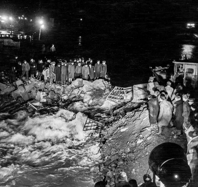 4 ноября 1956 года в 22 часов 15 минут правобережная и левобережная шпоры сомкнулись | Источник: ПАО «РусГидро»