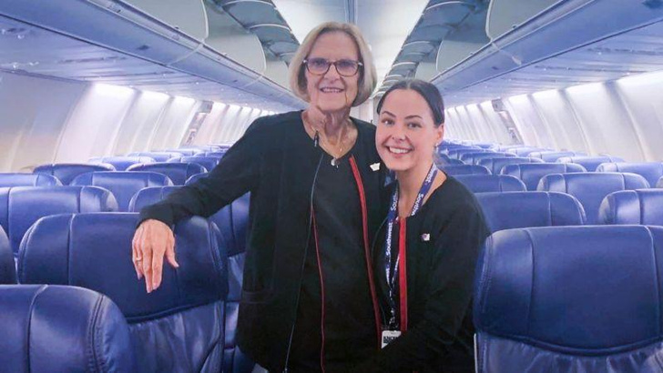 Бабушка и внучка на одном рейсе: вдохновляющая история 74-летней и 24-летней стюардесс