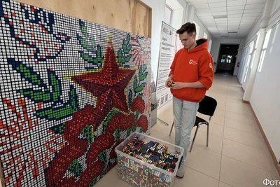 Камчатский студент собрал мозаику из 1,4 тыс. кубиков ко Дню Победы