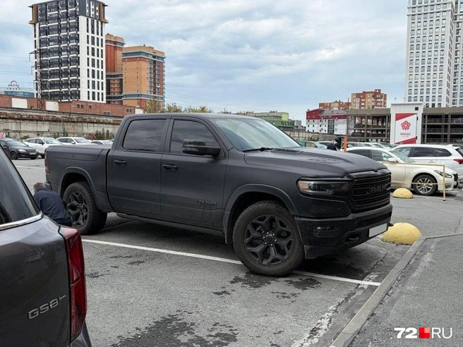 Американский RAM 1500 занимает немало места на парковке. По размерам он заметно превосходит большинство городских автомобилей | Источник: 72.RU