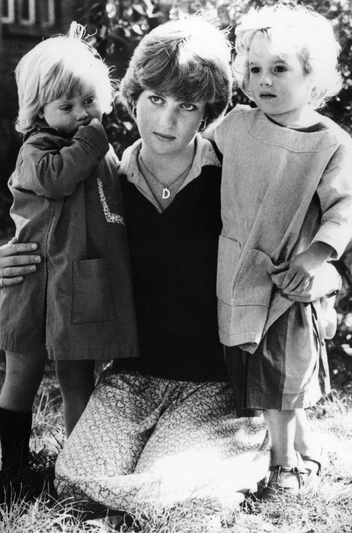 Принцесса Диана в детском саду с детьми, 1980-е годы
