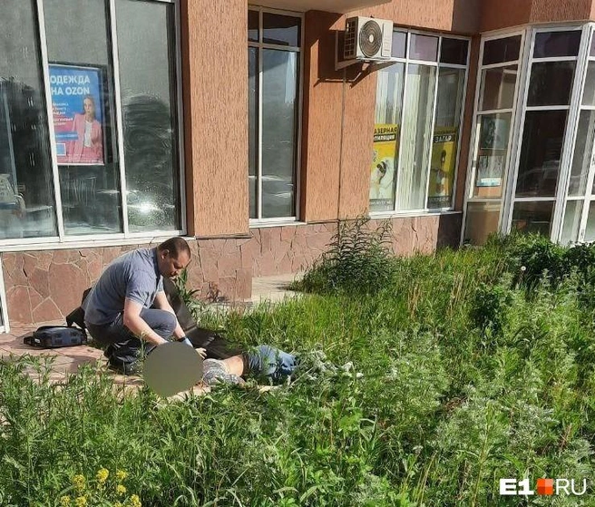 Жильцы сразу вызвали скорую и полицию | Источник: читатель E1.RU