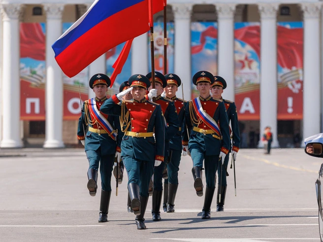 Нести флаг России и копию Знамени Победы — высокая честь для военнослужащих. | Источник: Алексей Волхонский / V1.RU