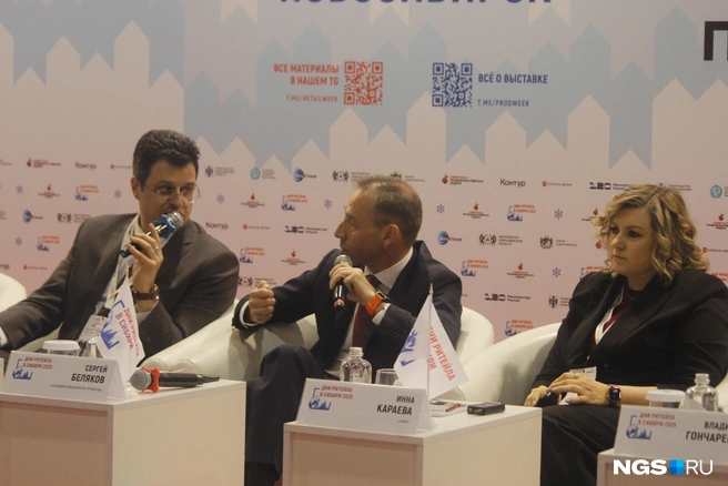 Сергей Беляков (в центре) заметил, что привычные национальные блюда есть на полке любого супермаркета | Источник: Стас Соколов / NGS.RU