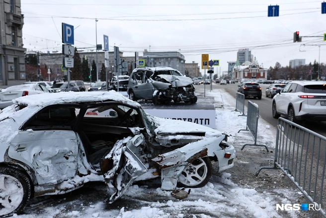 Автомобили стоят на Красном проспекте  | Источник: Александр Ощепков / NGS.RU