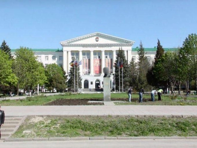 Перед Донским государственным техническим университетом ещё не было фонтана, зато существовал розарий. | Источник: yandex.ru/maps