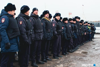 Сотрудники полиции обязательно в бронежилетах  | Источник: Алина Ринчино / «ИрСити»