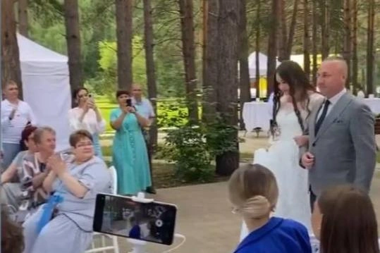 Константин вел Дарью к алтарю | Источник: vrpvvva / Instagram.com (деятельность организации запрещена в РФ)