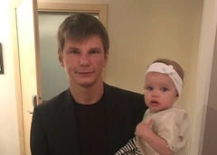 Алиса Аршавина обнародовала редкие кадры с мужем и дочкой