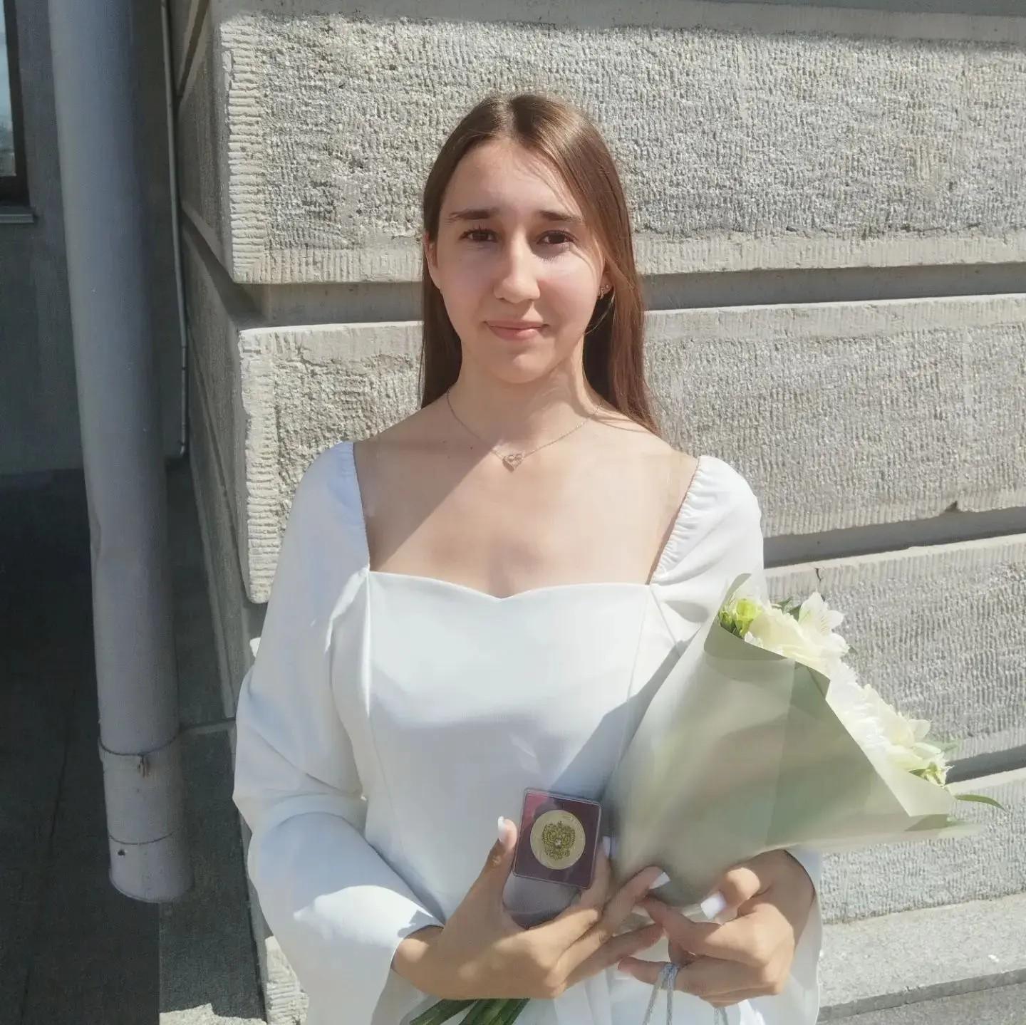«Пеку торты, чтобы отдохнуть от учебы»: школьница из многодетной семьи набрала почти 300 баллов на ЕГЭ — секрет ее успеха