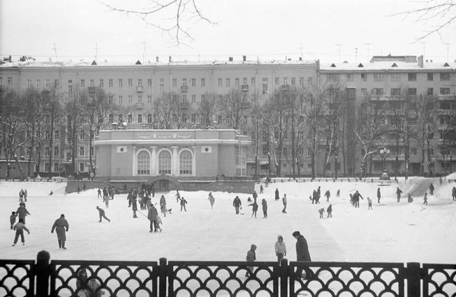 Каток на Патриарших прудах | Источник: Главархив Москвы 
