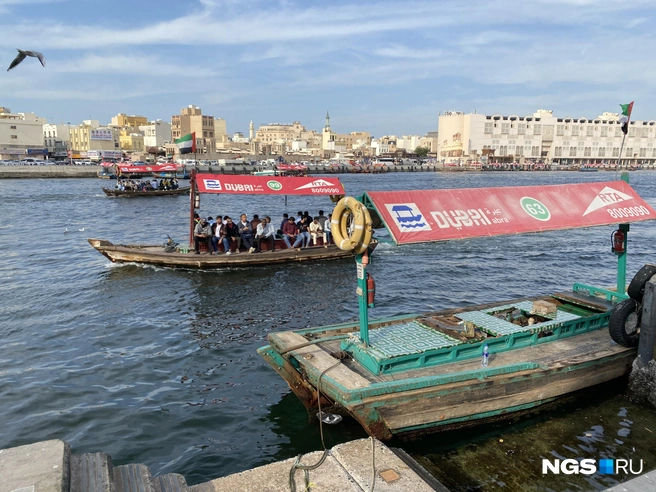 Водные «маршрутки» в Хор-Дубай (морской рукав естественного происхождения) на фоне районе Дейра | Источник: Стас Соколов / NGS.RU