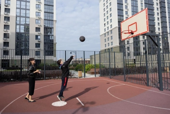 Дети без проблем добираются в школу в соседнем квартале на автобусе | Источник: Евгений Шаров