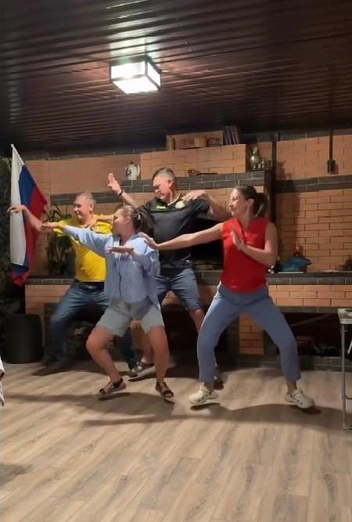 Люди повторяют танец под песню «Загулял» вместе с родными и друзьями… | Источник: natik.veselova / Instagram*