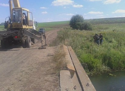 МЧС: в утонувшем под Рыбным автомобиле обнаружены два трупа | ya62.ru