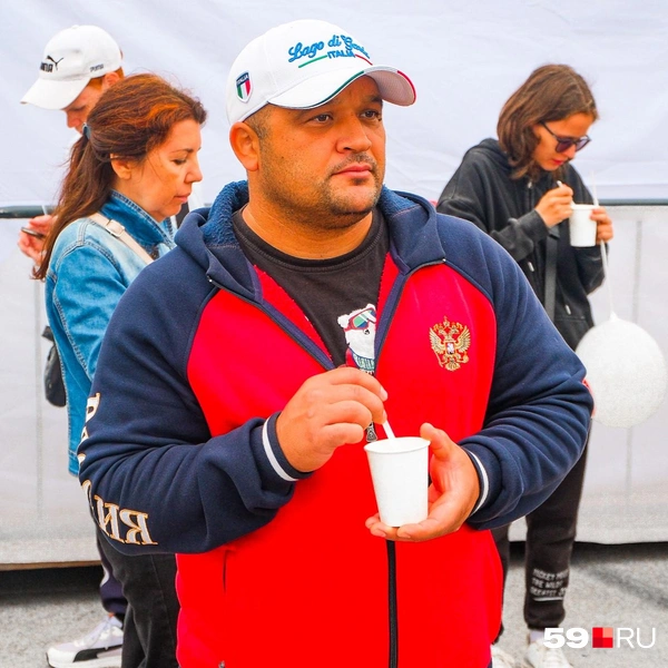 Там и сям на площади можно было встретить людей со стаканчиками супа в руках | Источник: Тимофей Калмаков / 59.RU