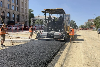 На Октябрьской в Благовещенске начали укладывать асфальт