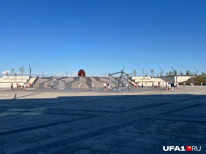 Тень тут только благодаря зданию | Источник: Андрей Бирюков / UFA1.RU