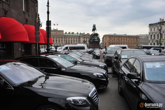 Отель? Какой отель? На время ПМЭФ в Петербурге нет даже тени под деревом | Источник: Сергей Николаев / «Фонтанка.ру»