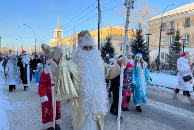 В Ангарске состоялся марш Дедов Морозов и Снегурочек